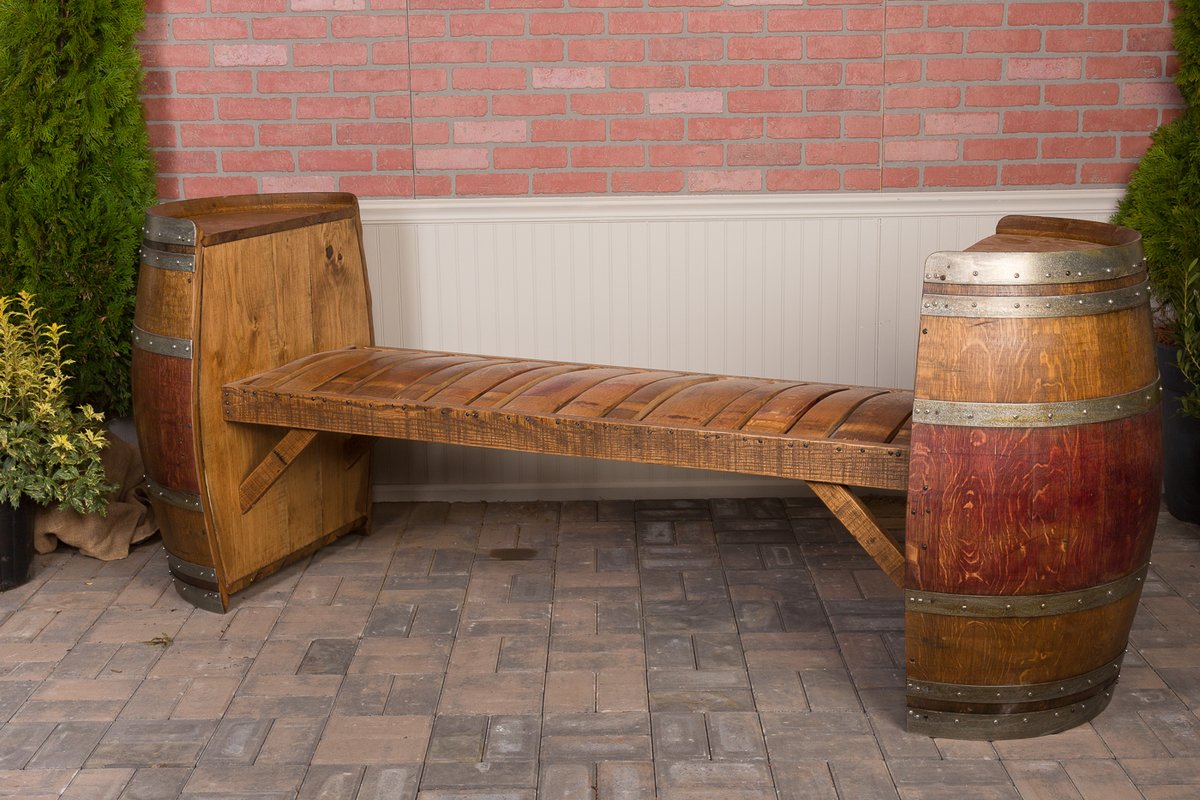 Скамейка из деревянной бочки